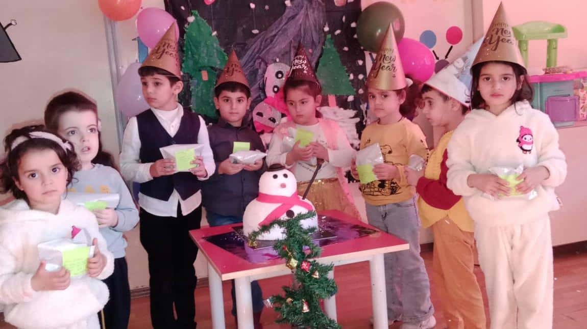 Ana- A şubesi öğretmeni Aygün BİRİCİK öğretmenimiz öğrencilerine yeni yıl  hediyeleri ve kardan adam pastası alarak öğrencilerini sevindirdi.